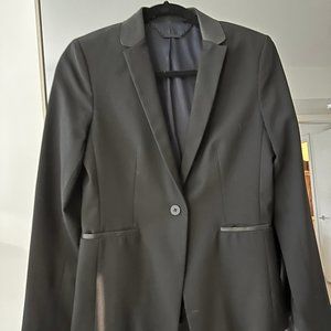 Elie Tahari Fitted Black Blazer